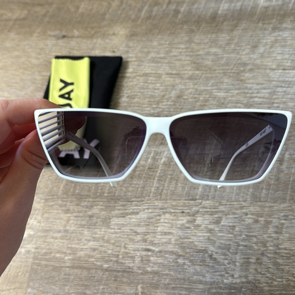 QUAY Bad Habit Sunglasses In Bone - Picture 4 of 4